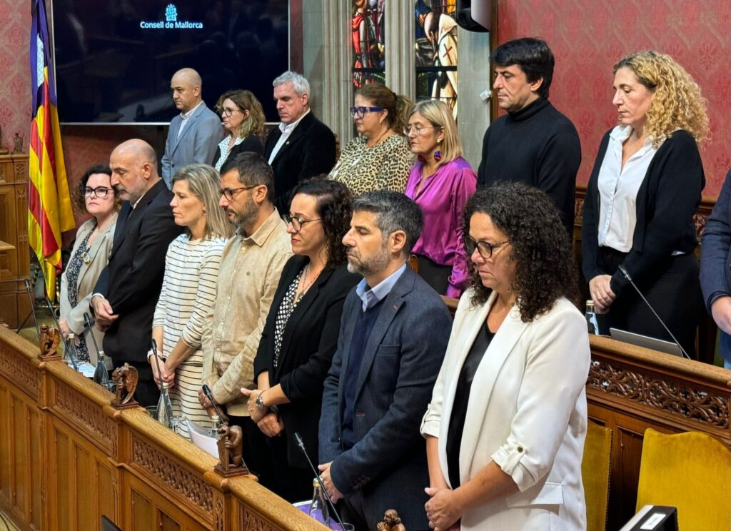 Grup Socialista al Consell durant el mínut de silenci en memòria de les víctimas de la DANA a València i a Castella la Marxa. 