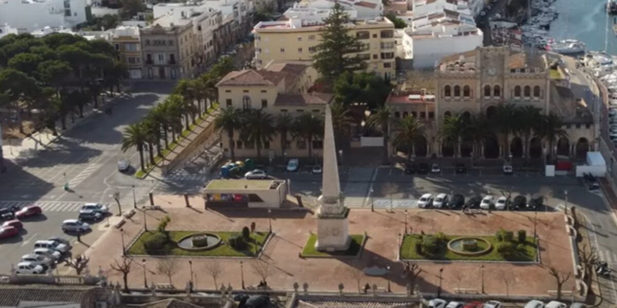 Imatge de la Plaça des Born de Ciut adella de Menorca.