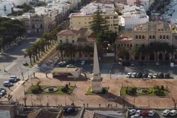 Imatge de la Plaça des Born de Ciut adella de Menorca.